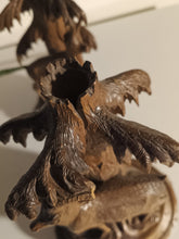 Charger l&#39;image dans la galerie, Paire de bougeoirs en bois sculpté de Brienz. Décors chamois
