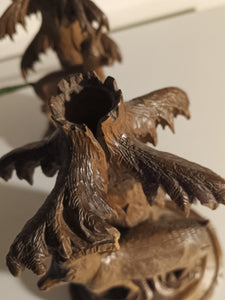 Paire de bougeoirs en bois sculpté de Brienz. Décors chamois
