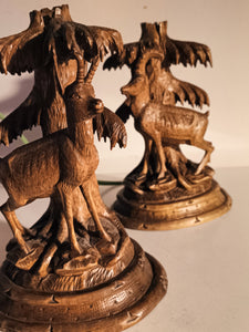 Paire de bougeoirs en bois sculpté de Brienz. Décors chamois