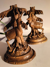 Charger l&#39;image dans la galerie, Paire de bougeoirs en bois sculpté de Brienz. Décors chamois
