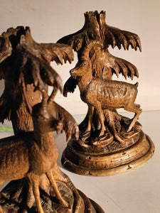 Paire de bougeoirs en bois sculpté de Brienz. Décors chamois