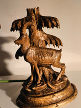 Charger l&#39;image dans la galerie, Paire de bougeoirs en bois sculpté de Brienz. Décors chamois
