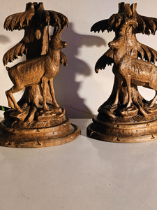 Paire de bougeoirs en bois sculpté de Brienz. Décors chamois