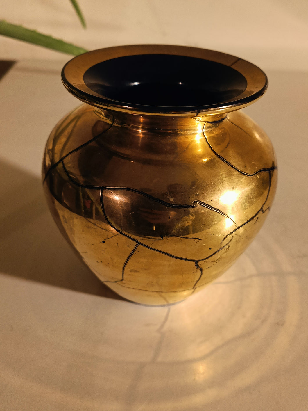 St prex vase doré à l'or fin et craquelé.