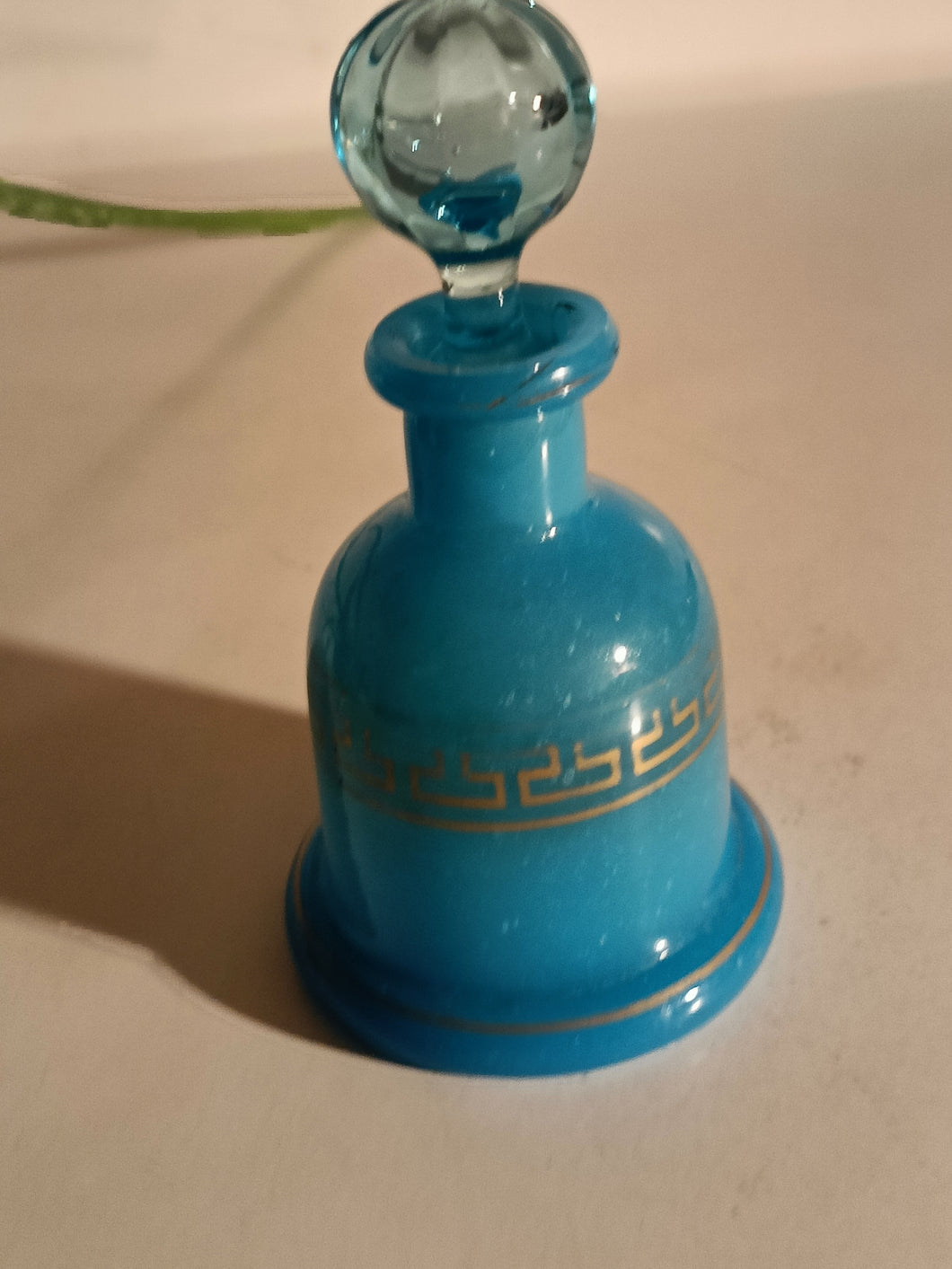 Flacon à parfum en Opaline XIX ème, décors bordure à la grecque , peinte à l'or fin .