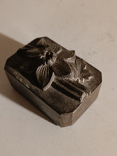 Charger l&#39;image dans la galerie, Ancienne Matrice de bijoutier ou orfèvre d&#39;un blason en acier , probablement transformé en cachet. D&#39;où le dessus customisé
