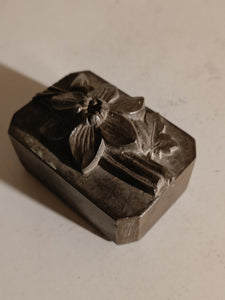 Ancienne Matrice de bijoutier ou orfèvre d'un blason en acier , probablement transformé en cachet. D'où le dessus customisé