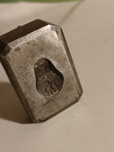 Charger l&#39;image dans la galerie, Ancienne Matrice de bijoutier ou orfèvre d&#39;un blason en acier , probablement transformé en cachet. D&#39;où le dessus customisé
