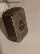 Charger l&#39;image dans la galerie, Ancienne Matrice de bijoutier ou orfèvre d&#39;un blason en acier , probablement transformé en cachet. D&#39;où le dessus customisé
