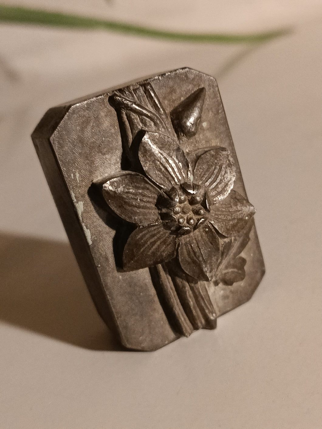 Ancienne Matrice de bijoutier ou orfèvre d'un blason en acier , probablement transformé en cachet. D'où le dessus customisé