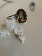 Charger l&#39;image dans la galerie, Bague art déco argent et quartz fumé taillé. Dégâts sur les angles de la pierre .
