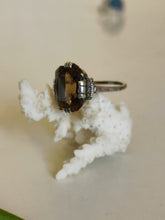 Charger l&#39;image dans la galerie, Bague art déco argent et quartz fumé taillé. Dégâts sur les angles de la pierre .
