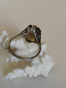Bague art déco argent et quartz fumé taillé. Dégâts sur les angles de la pierre .