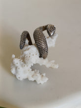 Charger l&#39;image dans la galerie, Bague serpent en argent, travail artisanal fait main
