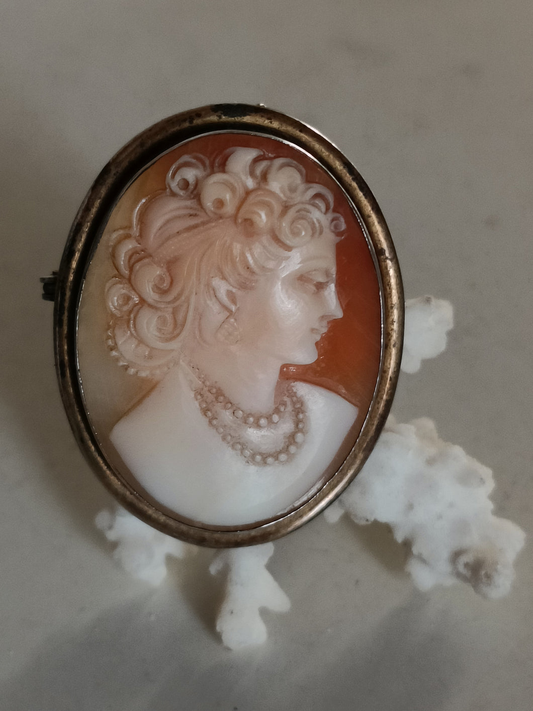 Ravissant camé ancien , travail italien fin XIXE , monture pendentif argent doré .