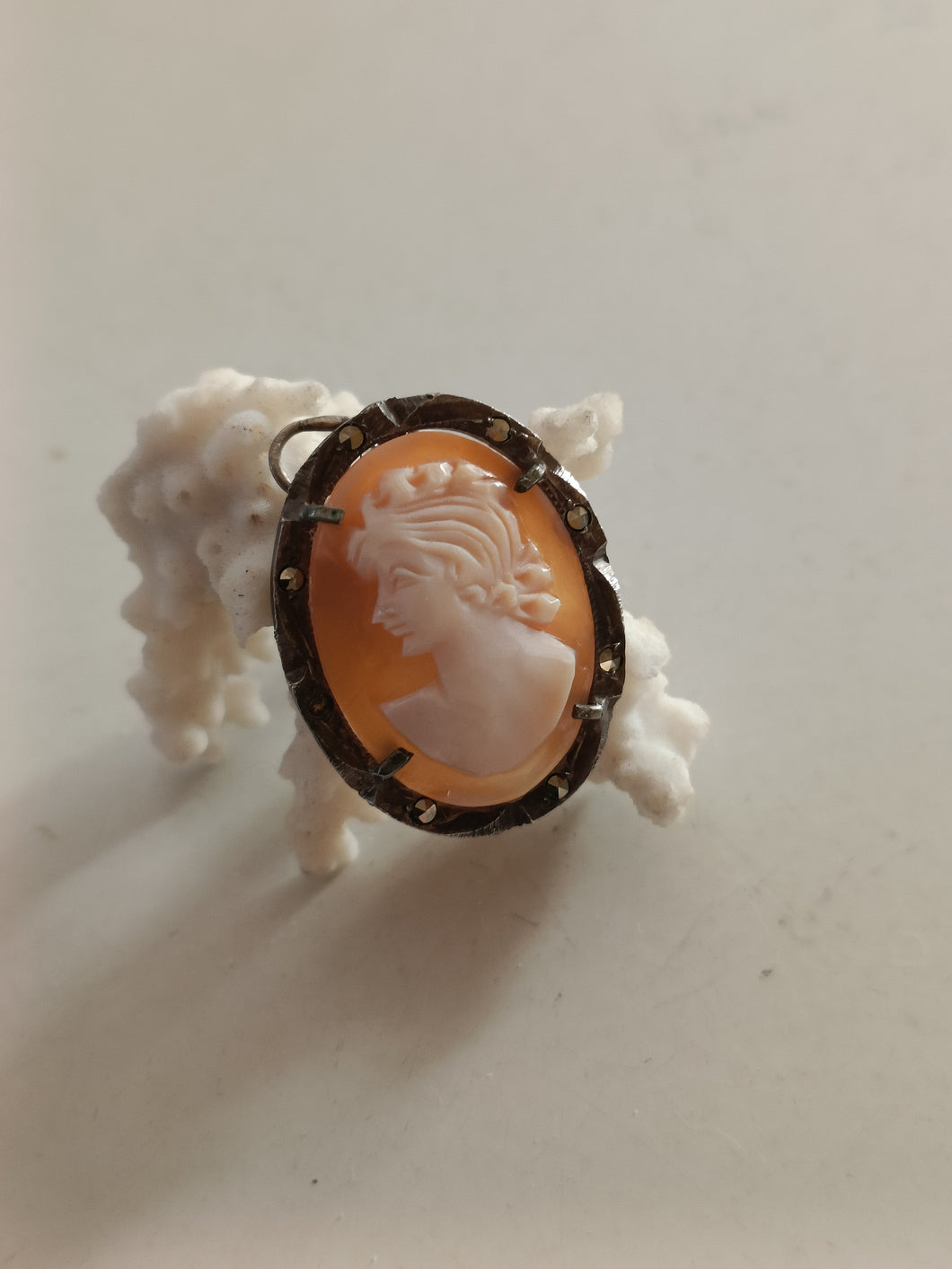 Camé monté sur argent en pendentif, qualité moyenne.