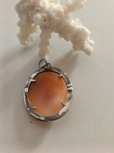 Camé monté sur argent en pendentif, qualité moyenne.