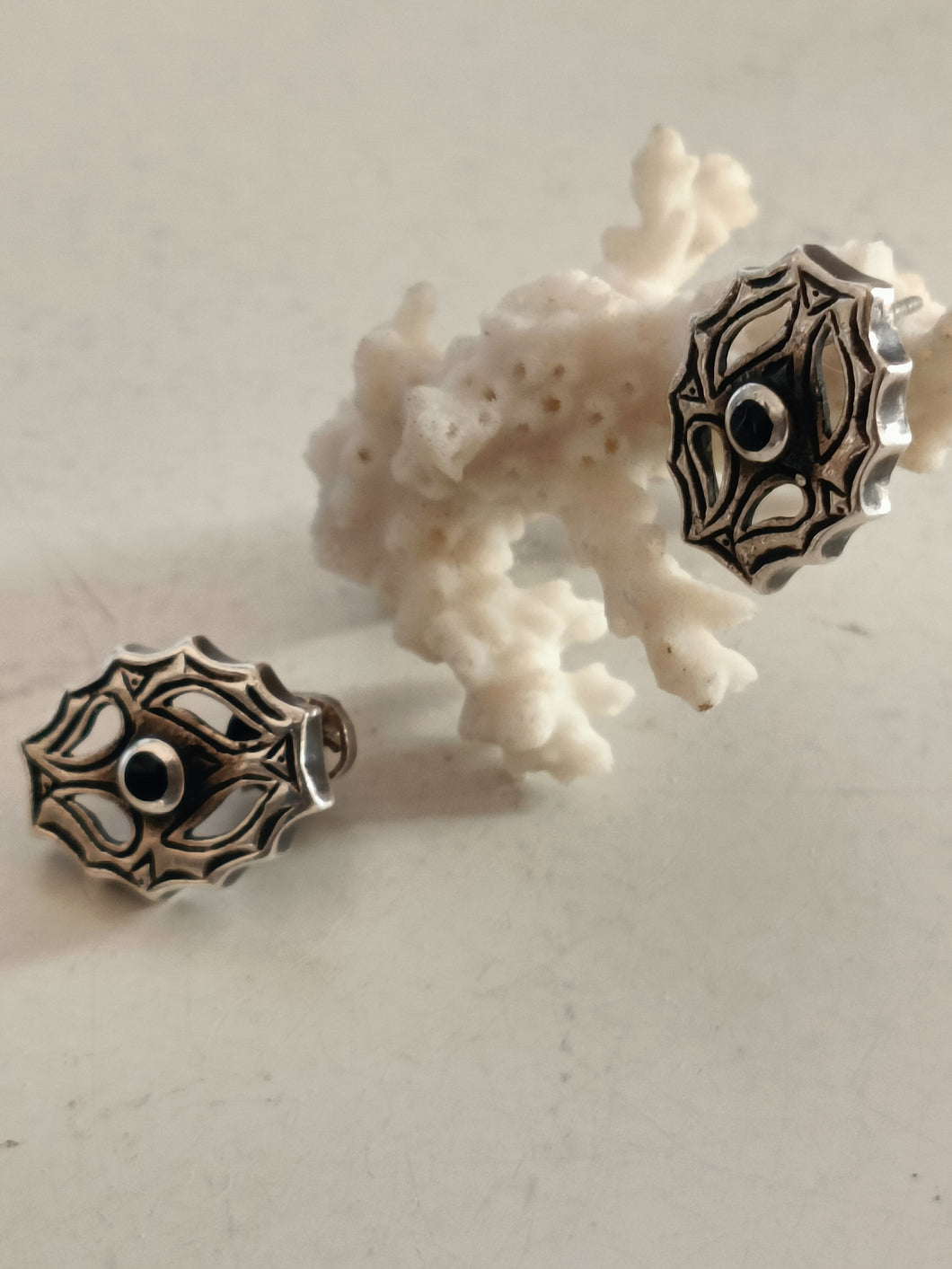 Paire de clou d'oreille gothique en argent et Onyx noir .