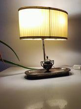 Charger l&#39;image dans la galerie, Ravissante lampe de bureau style &quot;bouillotte&quot;, abat-jour et feux réglable
