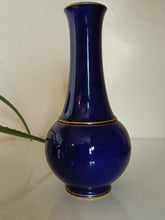 Charger l&#39;image dans la galerie, Sevres vase en porcelaine de son fameux bleu cobalt. Avec filet de dorure peint à la main.
