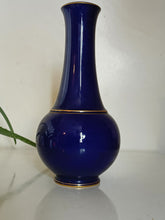 Charger l&#39;image dans la galerie, Sevres vase en porcelaine de son fameux bleu cobalt. Avec filet de dorure peint à la main.
