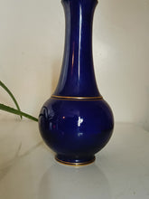 Charger l&#39;image dans la galerie, Sevres vase en porcelaine de son fameux bleu cobalt. Avec filet de dorure peint à la main.
