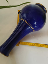 Charger l&#39;image dans la galerie, Sevres vase en porcelaine de son fameux bleu cobalt. Avec filet de dorure peint à la main.
