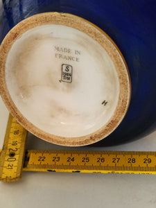 Sevres vase en porcelaine de son fameux bleu cobalt. Avec filet de dorure peint à la main.