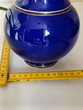 Charger l&#39;image dans la galerie, Sevres vase en porcelaine de son fameux bleu cobalt. Avec filet de dorure peint à la main.
