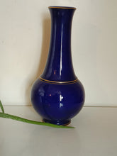 Charger l&#39;image dans la galerie, Sevres vase en porcelaine de son fameux bleu cobalt. Avec filet de dorure peint à la main.
