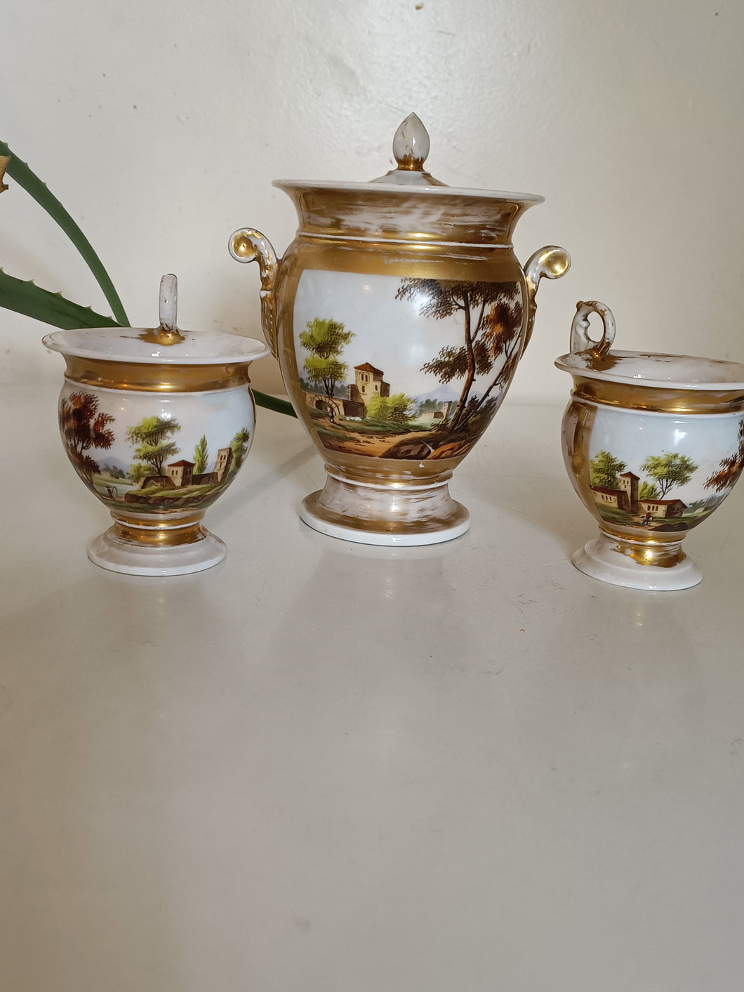 Vieux Paris d'époque Restauration, ensemble de 3 pièces, sucrier et paire de tasse à café en porcelaine peinte à la main