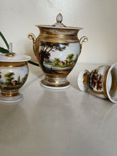 Charger l&#39;image dans la galerie, Vieux Paris d&#39;époque Restauration, ensemble de 3 pièces, sucrier et paire de tasse à café en porcelaine peinte à la main
