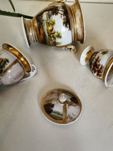 Charger l&#39;image dans la galerie, Vieux Paris d&#39;époque Restauration, ensemble de 3 pièces, sucrier et paire de tasse à café en porcelaine peinte à la main
