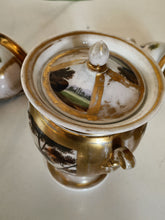 Charger l&#39;image dans la galerie, Vieux Paris d&#39;époque Restauration, ensemble de 3 pièces, sucrier et paire de tasse à café en porcelaine peinte à la main
