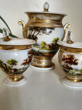 Charger l&#39;image dans la galerie, Vieux Paris d&#39;époque Restauration, ensemble de 3 pièces, sucrier et paire de tasse à café en porcelaine peinte à la main
