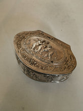 Charger l&#39;image dans la galerie, Boîte en argent massif décors angelots, fin XIXE Hanau dans le style XVIIIE fait dans les règles de l&#39;art.
