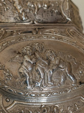 Charger l&#39;image dans la galerie, Boîte en argent massif décors angelots, fin XIXE Hanau dans le style XVIIIE fait dans les règles de l&#39;art.
