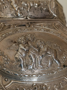 Boîte en argent massif décors angelots, fin XIXE Hanau dans le style XVIIIE fait dans les règles de l'art.
