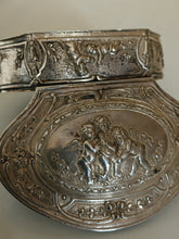 Charger l&#39;image dans la galerie, Boîte en argent massif décors angelots, fin XIXE Hanau dans le style XVIIIE fait dans les règles de l&#39;art.
