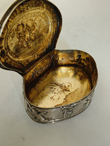 Boîte en argent massif décors angelots, fin XIXE Hanau dans le style XVIIIE fait dans les règles de l'art.