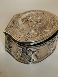 Boîte en argent massif décors angelots, fin XIXE Hanau dans le style XVIIIE fait dans les règles de l'art.