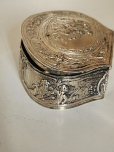 Boîte en argent massif décors angelots, fin XIXE Hanau dans le style XVIIIE fait dans les règles de l'art.