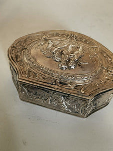 Boîte en argent massif décors angelots, fin XIXE Hanau dans le style XVIIIE fait dans les règles de l'art.
