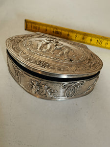 Boîte en argent massif décors angelots, fin XIXE Hanau dans le style XVIIIE fait dans les règles de l'art.