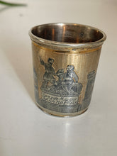 Charger l&#39;image dans la galerie, Intéressant gobelet russe en argent doré et niellé et décors monuments historiques. Quelque dégâts sur le fond . Vers 1850
