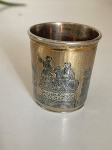 Intéressant gobelet russe en argent doré et niellé et décors monuments historiques. Quelque dégâts sur le fond . Vers 1850