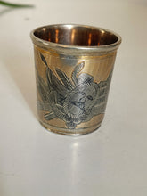 Charger l&#39;image dans la galerie, Intéressant gobelet russe en argent doré et niellé et décors monuments historiques. Quelque dégâts sur le fond . Vers 1850
