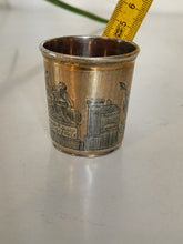 Charger l&#39;image dans la galerie, Intéressant gobelet russe en argent doré et niellé et décors monuments historiques. Quelque dégâts sur le fond . Vers 1850
