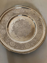 Charger l&#39;image dans la galerie, Assiette en argent 900 finement ciselée, Iran XXème
