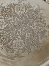 Charger l&#39;image dans la galerie, Assiette en argent 900 finement ciselée, Iran XXème
